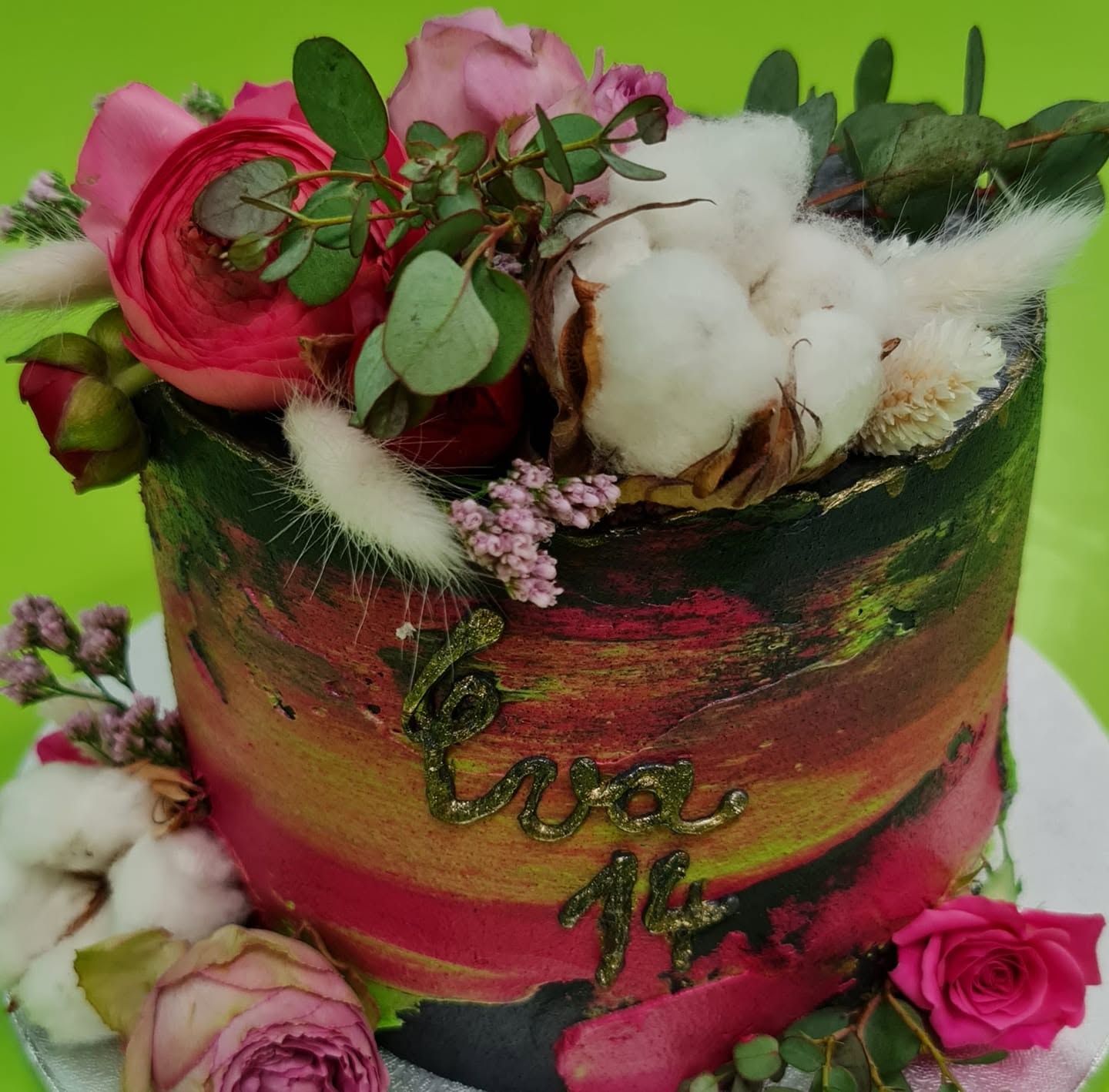 Umetniško okrašena torta s cvetjem — Slaščičarstvo Hana